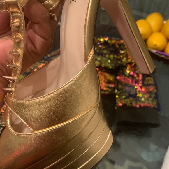 High Heels - Picture 3 of 7